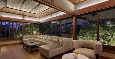 большая гостиная с длинным мягким диваном Hotel VMG Villa Kyoto