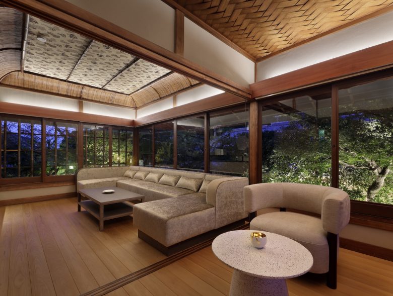 большая гостиная с длинным мягким диваном Hotel VMG Villa Kyoto