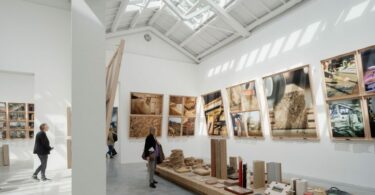 большие картины и экспонаты Spanish Pavilion 2025