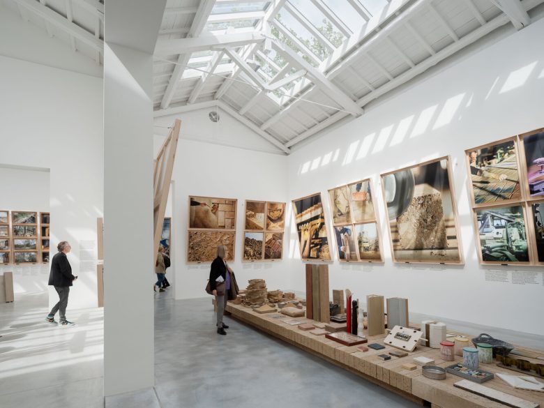 большие картины и экспонаты Spanish Pavilion 2025