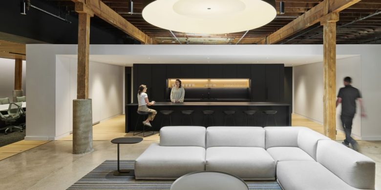 большой белый угловой диван UrbanWorks Architecture Offices