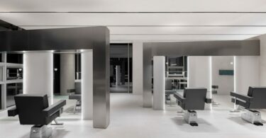 большой зал с креслами Hearts Hannam Hair Salon