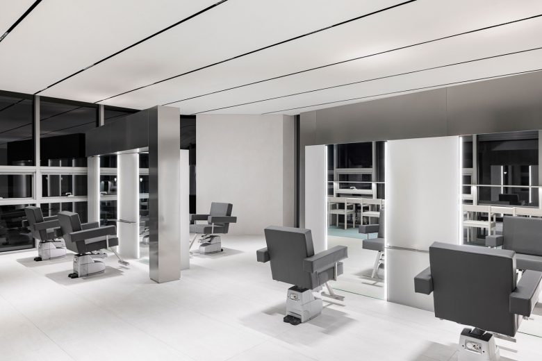 большой зал с креслами Hearts Hannam Hair Salon с другой стороны