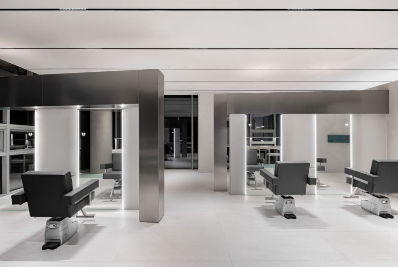 большой зал с креслами Hearts Hannam Hair Salon