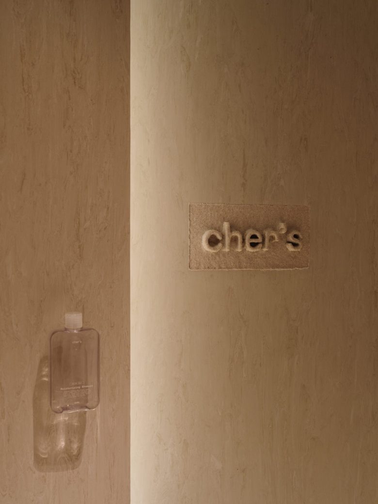 бренд на стене Cher’s Hair Saloon