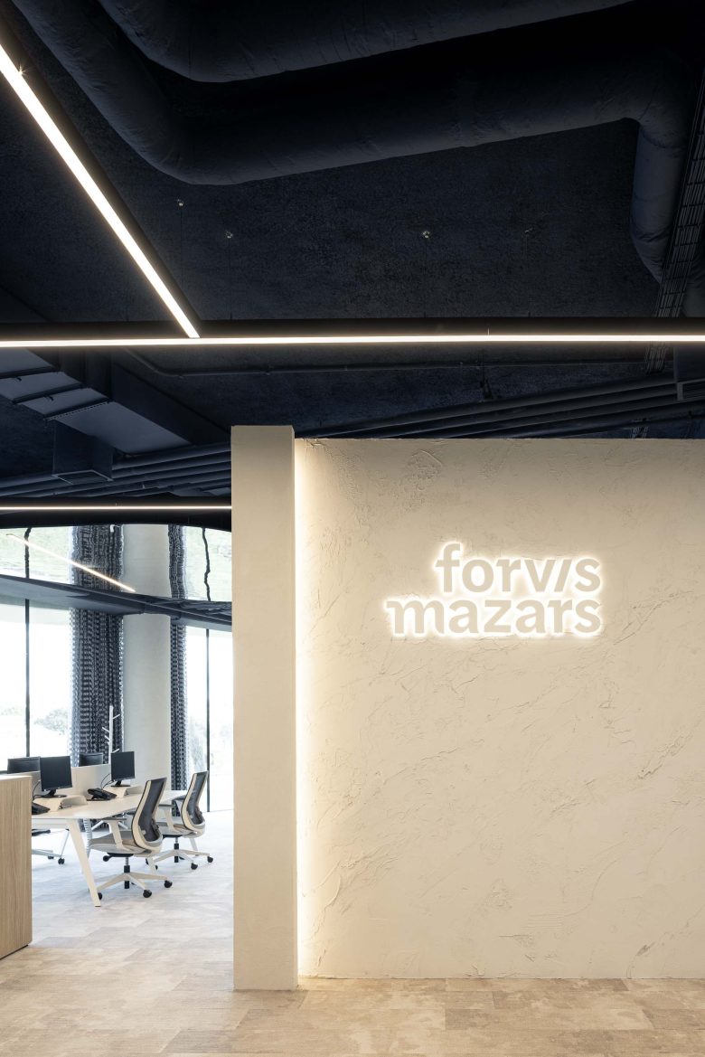 бренд на стене Oporto MAZARS offices