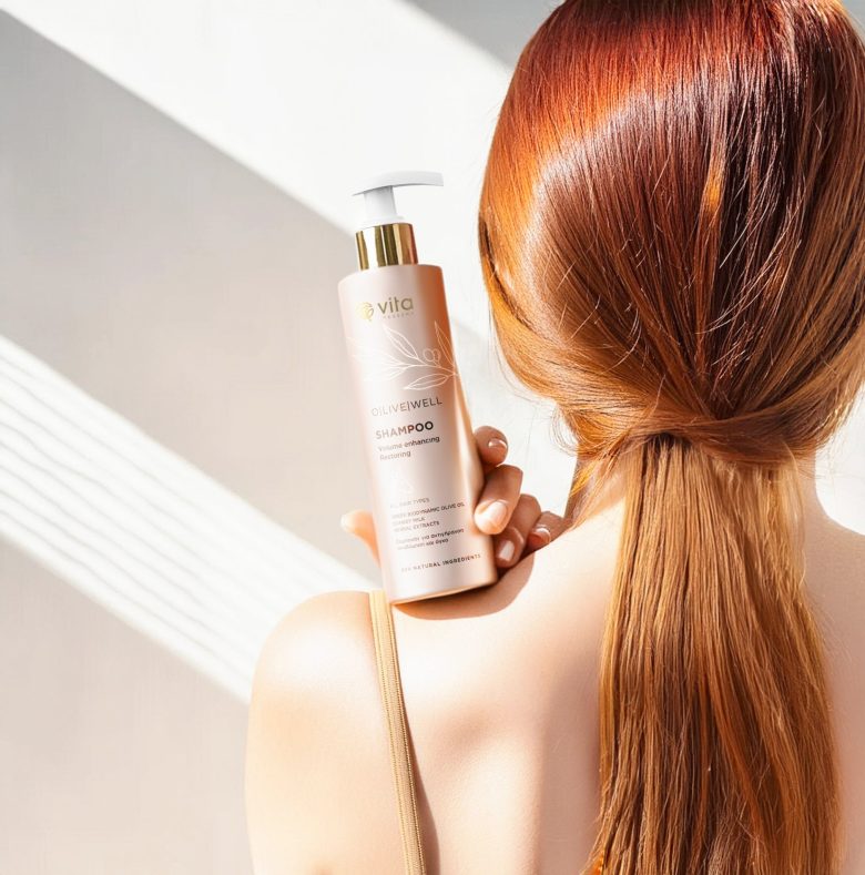 бутылек крема на плече Vita Tessera Cosmetics