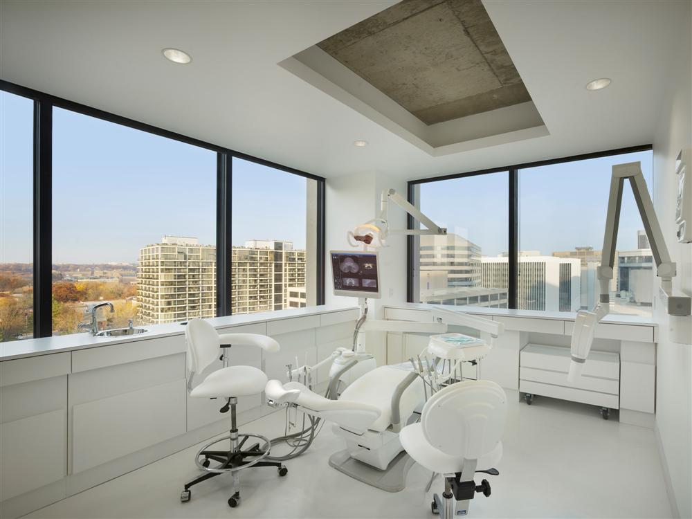 Интересный и яркий дизайн стоматологического кабинета