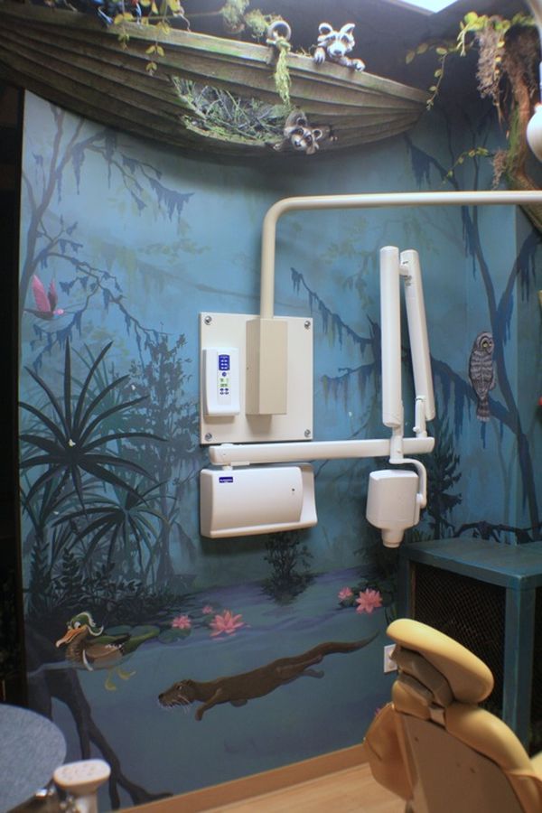 Веселый декор стен игрушечными зверюшками в детском стоматологическом кабинете