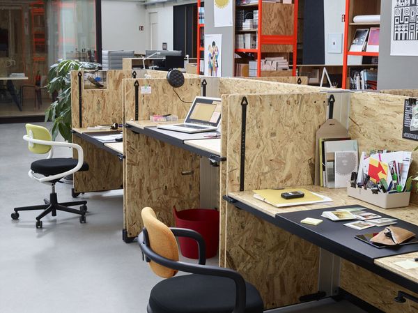 Деревянная мебель для офиса: настраиваемая высота стола