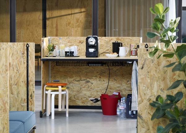 Деревянная мебель для офиса: мини-кабинка для одного сотрудника