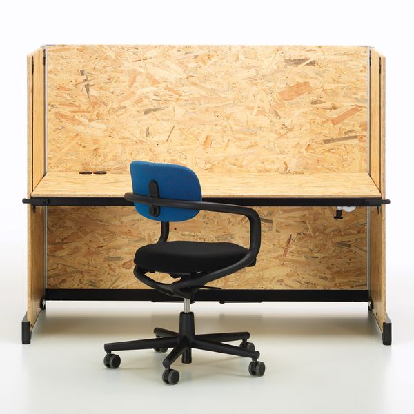 Деревянная мебель для офиса изготовлена из необработанных ориентированно-стружечных плит