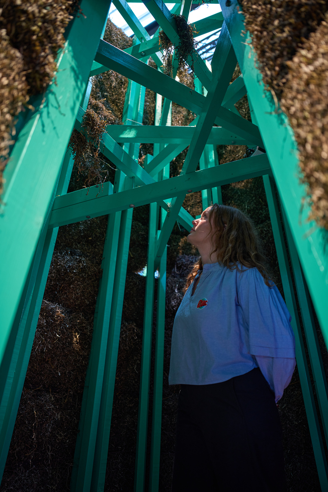 девушка внутри инсталляции Age of Nature