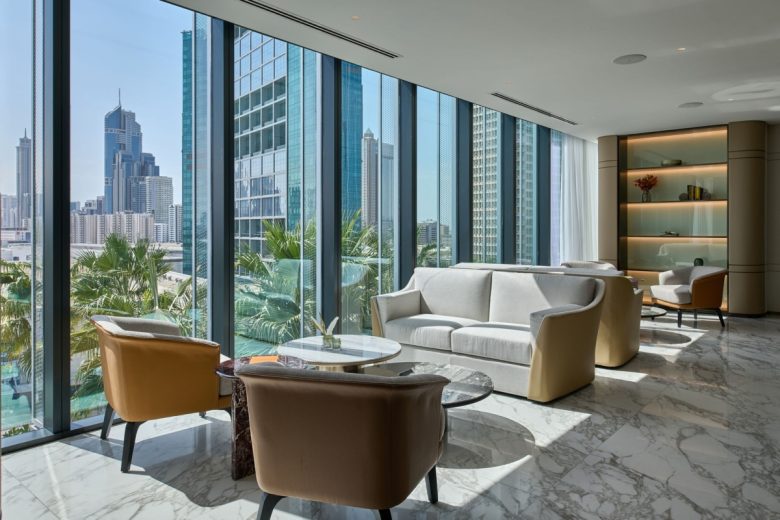 диван с креслами у окна One Za’abeel Offices