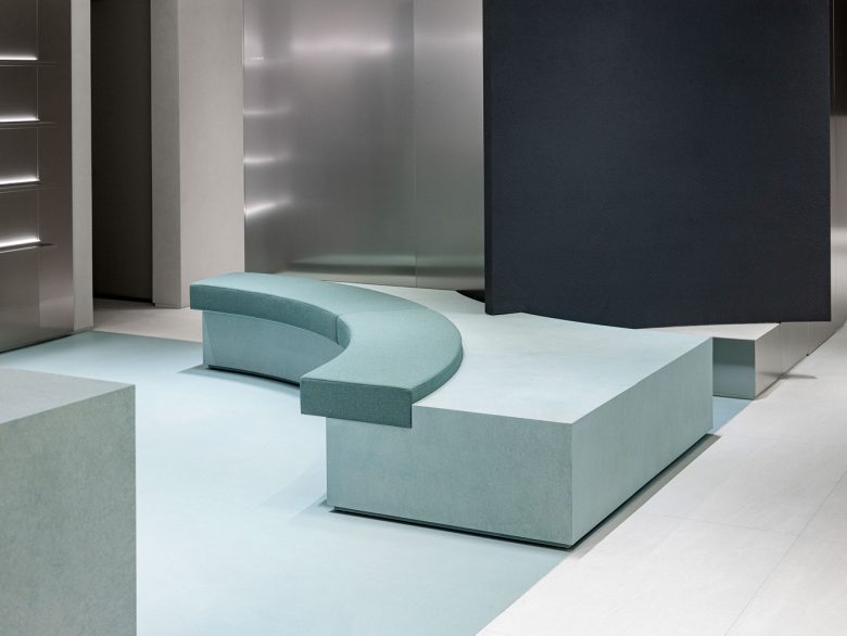 диванчик в зоне ожидания Hearts Hannam Hair Salon