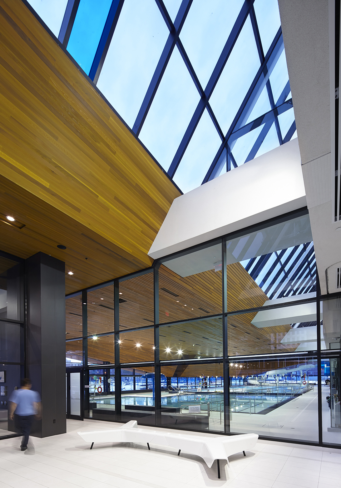 Дизайн аквацентра – стекло в интерьере