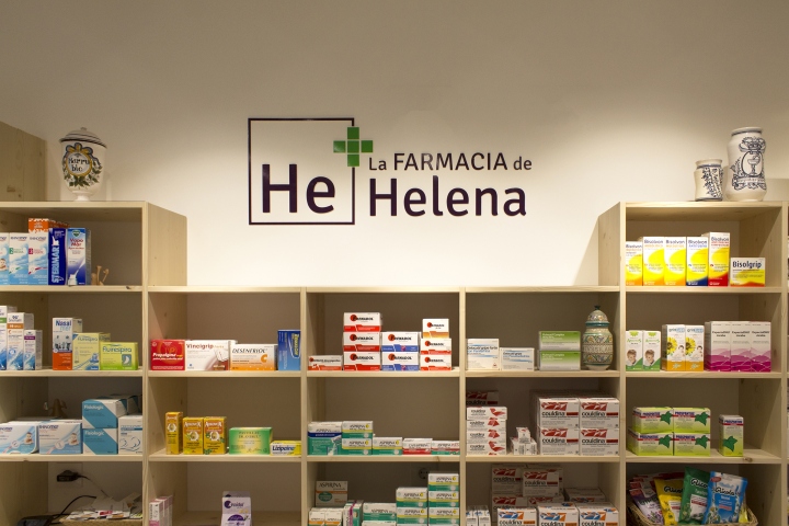 Логотип на стене в дизайне интерьера аптеки