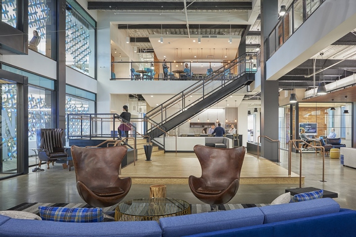 Удивительный дизайн интерьера современного офиса в Калифорнии: слияние элементов в один образ