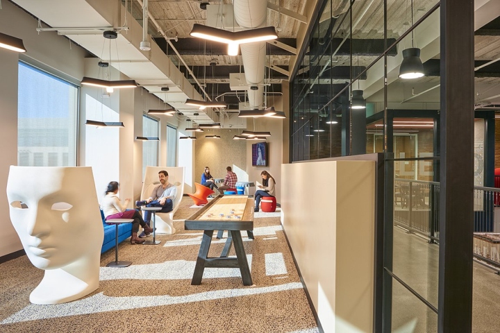 Удивительный дизайн интерьера современного офиса в Калифорнии: комфортная среда для работников