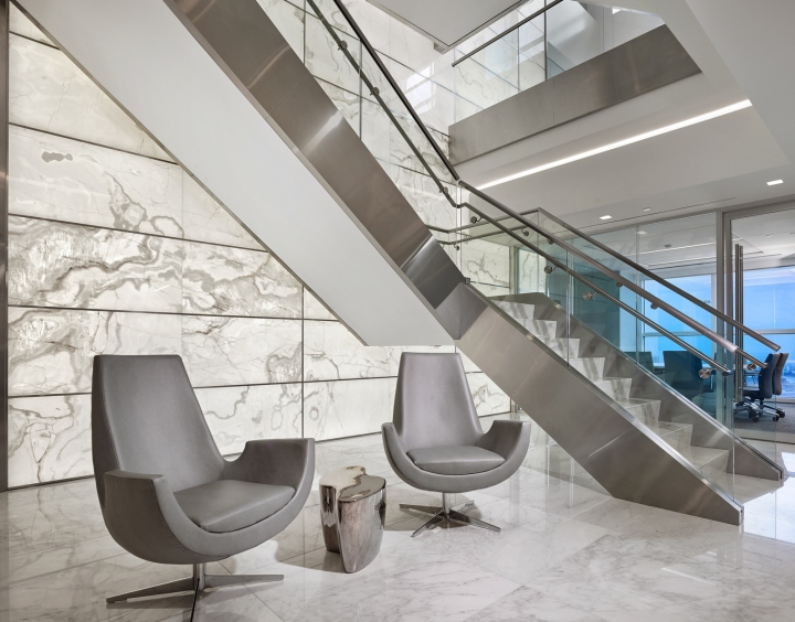 Дизайн интерьера современного офиса Shutts & Bowen. Фото 1