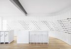 Дизайн магазина очков, в котором архитектура доминирует над декором