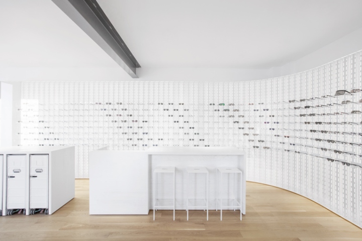 Белая мебель в дизайне магазина очков