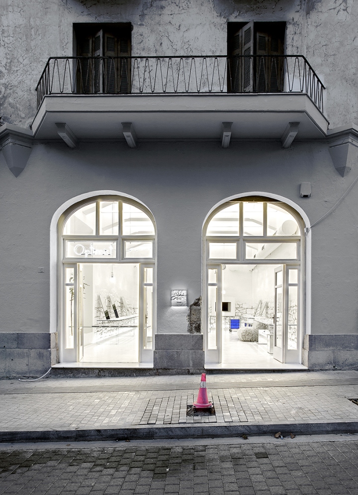 Дизайн центрального входа в магазин оптику в белом цвете - Фото 2