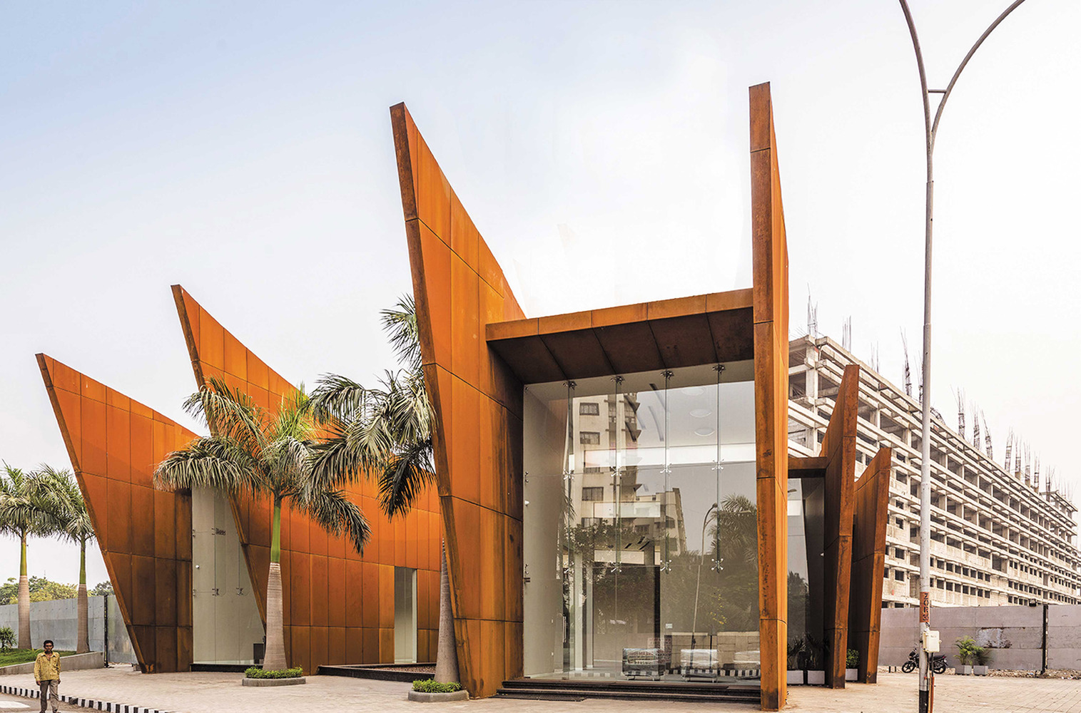 Острый дизайн офиса из стали в коричневом цвете - Фото 1