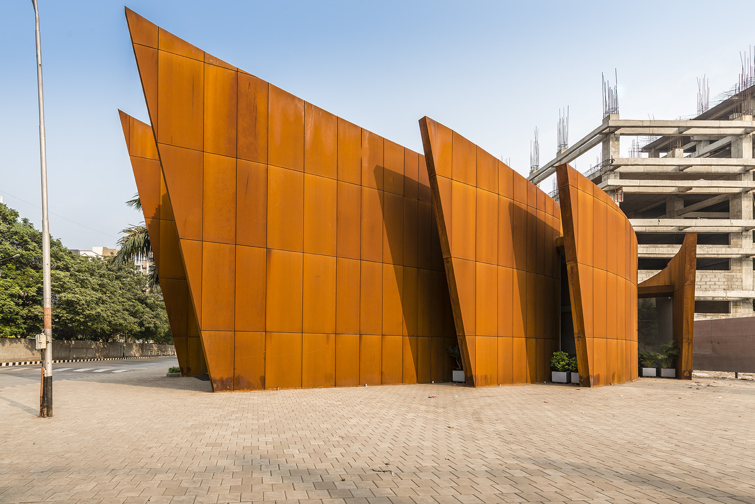 Острый дизайн офиса из стали в коричневом цвете - Фото 2