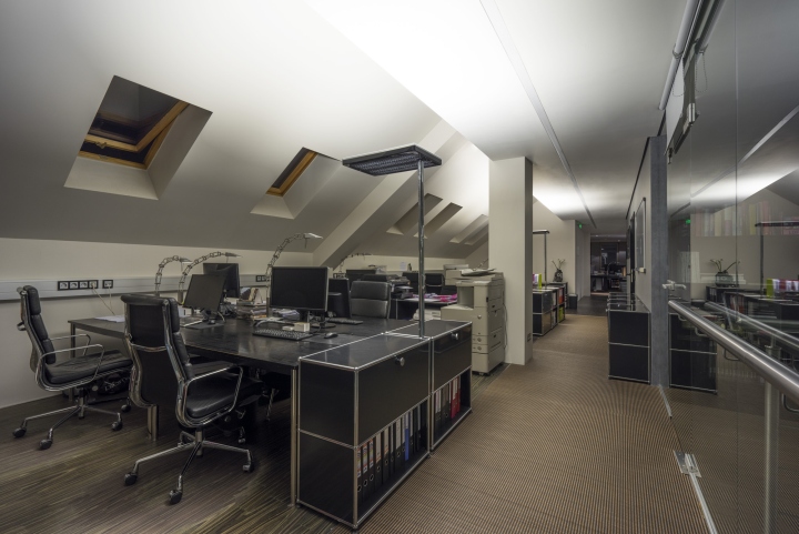 Дизайн офиса консалтинговой компании - рабочие места под крышей