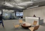 Дизайн офиса в серых тонах: ресепшн компании