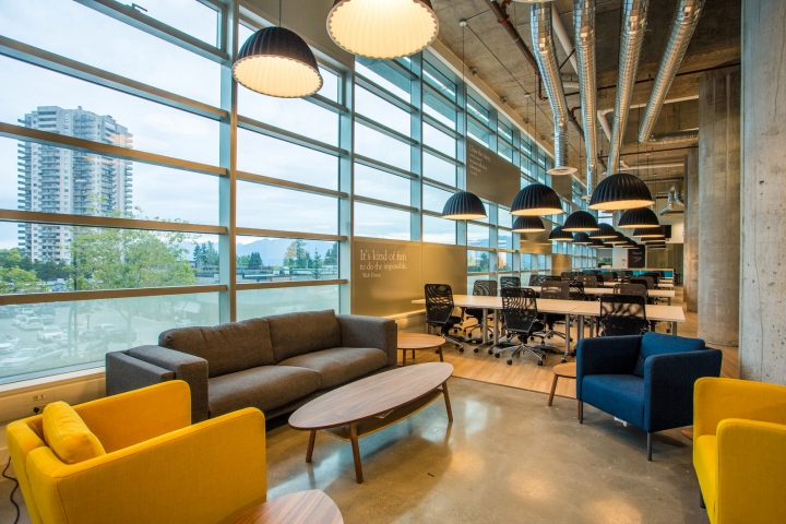 Дизайн-проект интерьера офиса в Барнаби, Канада: стильная мебель