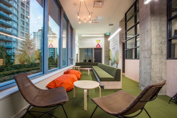 Дизайн-проект интерьера офиса в Барнаби, Канада: диваны и кресла