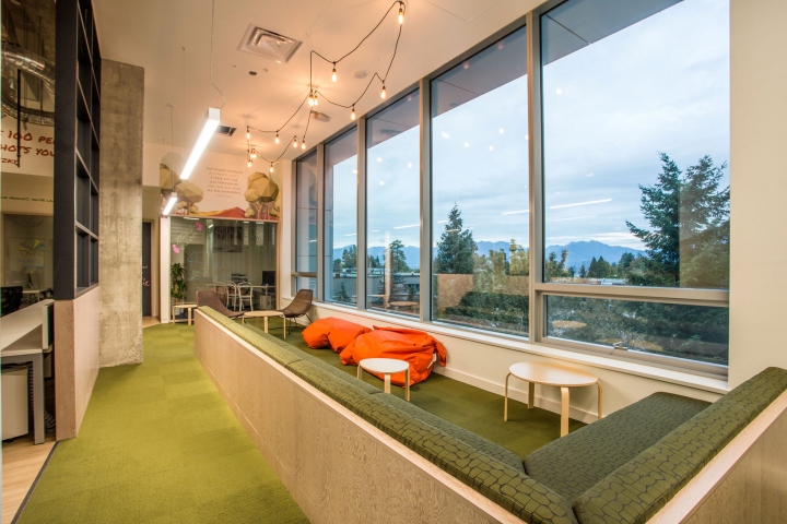 Дизайн-проект интерьера офиса в Барнаби, Канада: вид из окна