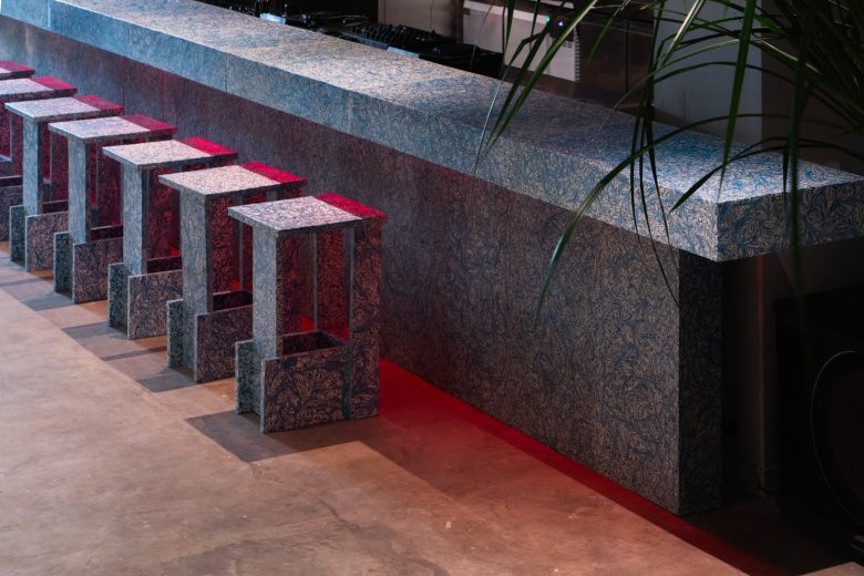 длинная каменная барная стойка Space Available Jakarta Community Center