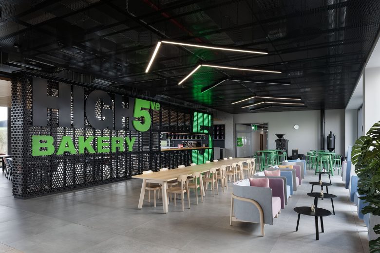 длинный стол со стульями и кресла у окна STRAUSS CI FACTORY