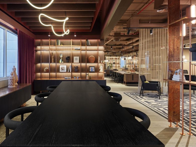 длинный стол в переговорной Accor