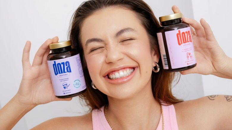 довольная девушка с баночками Doza