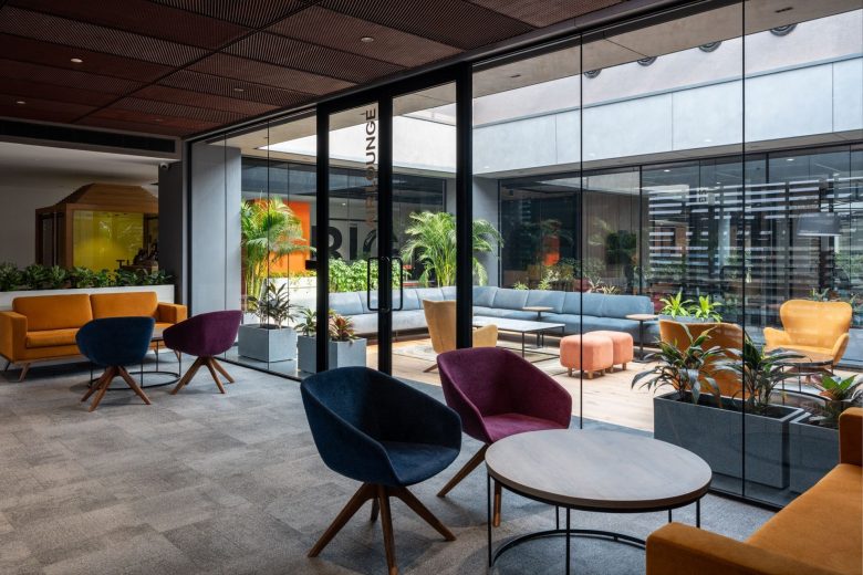 два зала разделены стеклянной перегородкой FYBROS в Дели