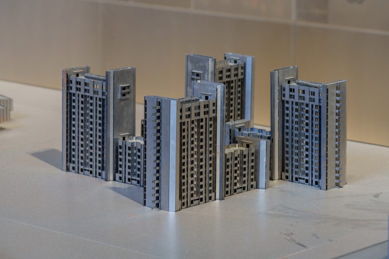 экспонаты домов North Macedonia Pavilion 2025 разной этажности