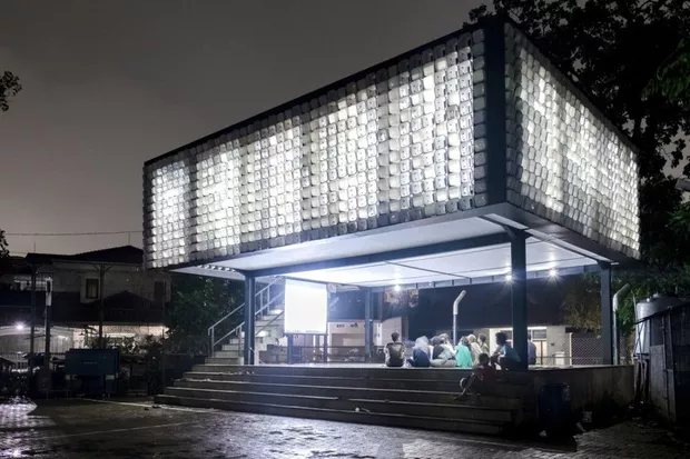 Фасад здания из пластика: библиотека в Индонезии