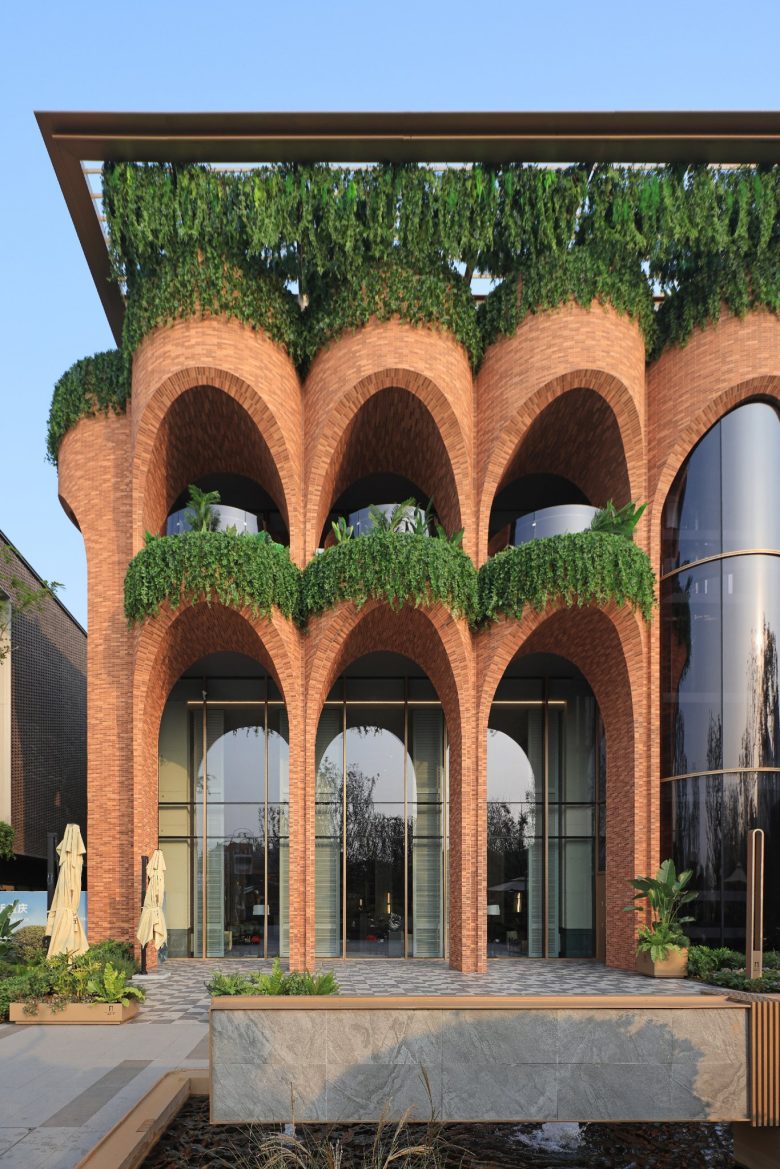 фасадные окна первого этажа City of Inspiration