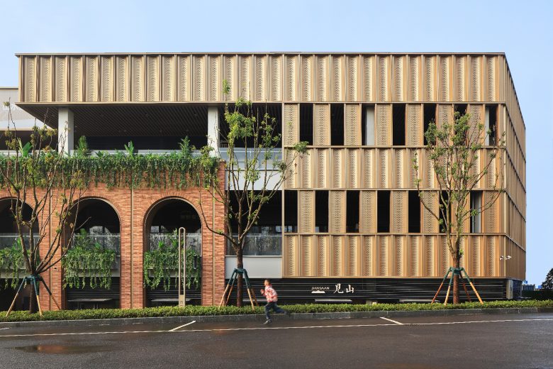 вид издалека на здание City of Inspiration