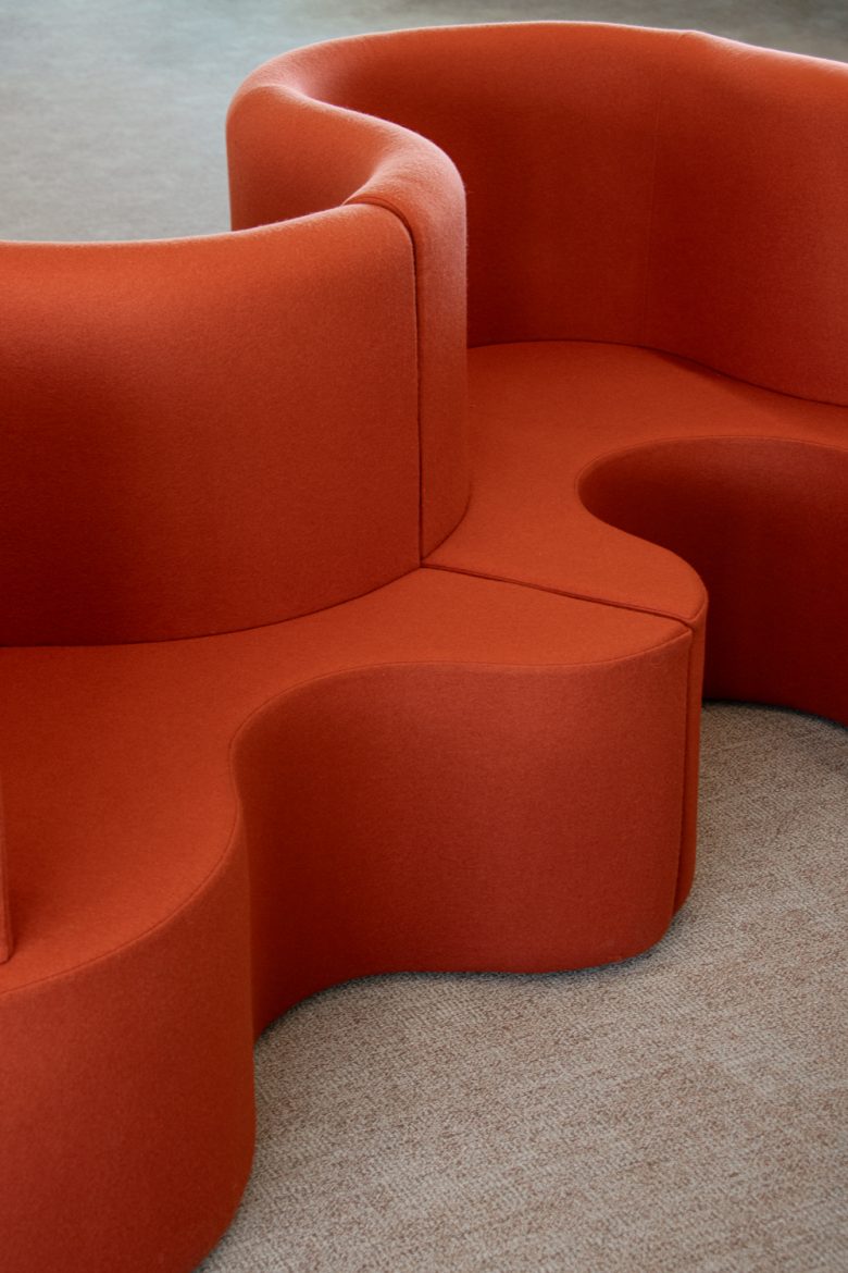 фигурные диваны PwC Offices