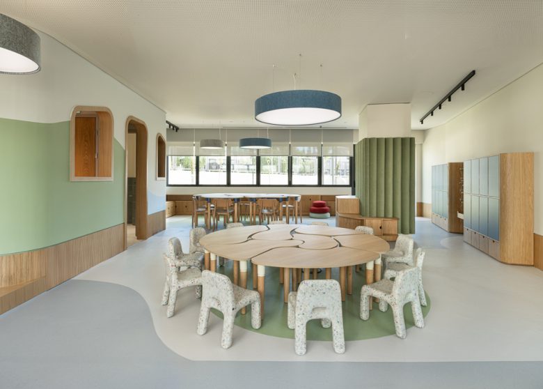 фигурный стол PwC Offices