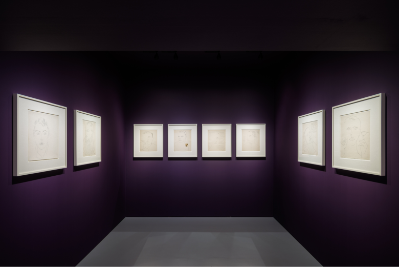 фиолетовый зал с картинами в Andy Warhol