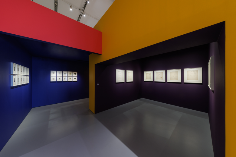 фиолетовый зал с картинами в Andy Warhol