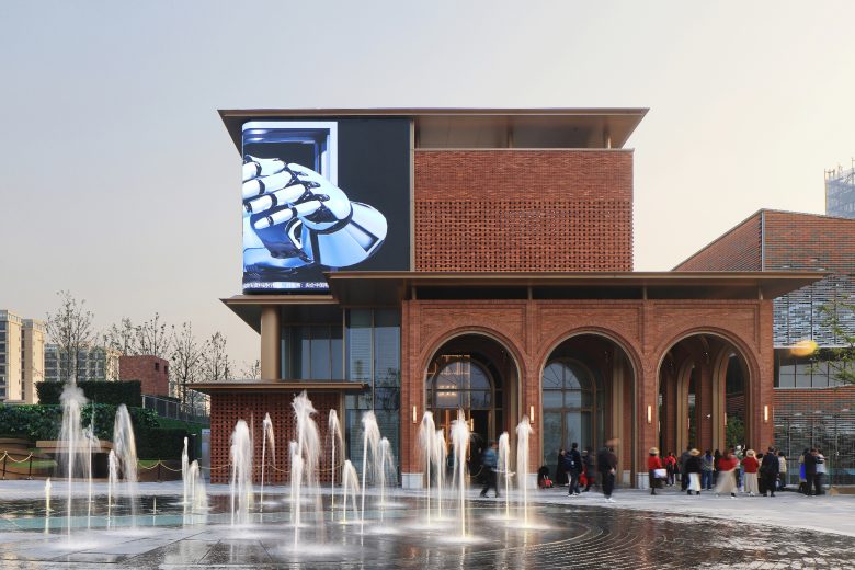 фонтаны перед зданием City of Inspiration