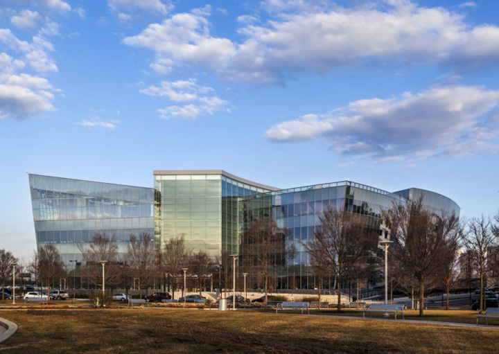 Офис GlaxoSmithKline от Robert A. M. Stern Architects & Francis Caufmann, Филадельфия, США