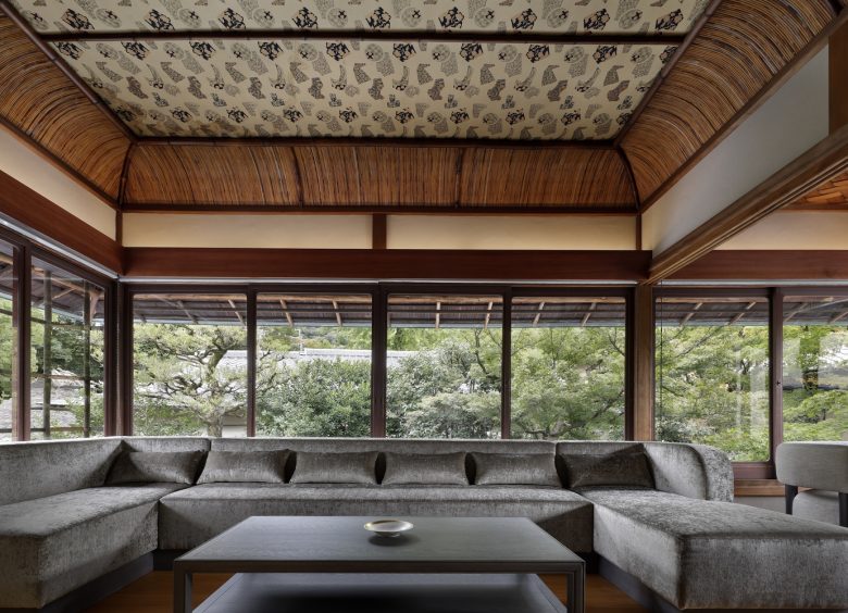 гостиная с большим диваном Hotel VMG Villa Kyoto